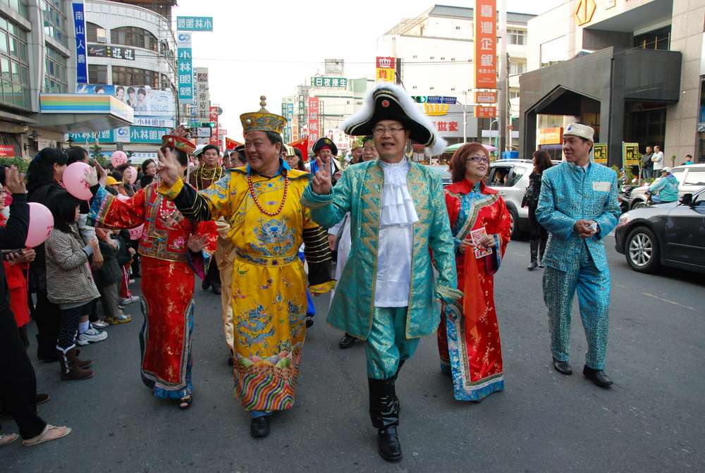 圖片-2011南投花卉嘉年華魅力森巴FUN埔里24日熱情踩街