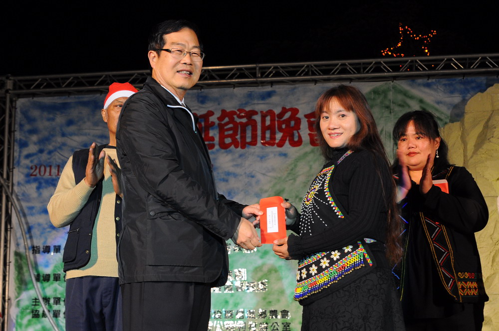 圖片-信義鄉地利、羅娜歡慶聖誕  李縣長伉儷到場同歡
