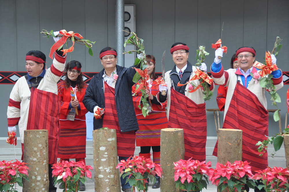 圖片-瑞岩部落住宅重建落成，居民烤山豬歌舞慶祝