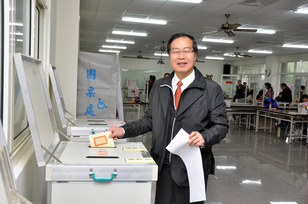 圖片-總統大選，李縣長伉儷投下神聖一票