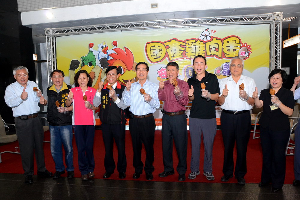 圖片-國產雞肉蛋，安全OK讚！李縣長品嚐雞腿力挺