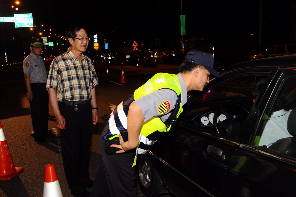 圖片-縣府警察局展開全縣同步取締酒後駕車專案勤務  李縣長到場慰勉