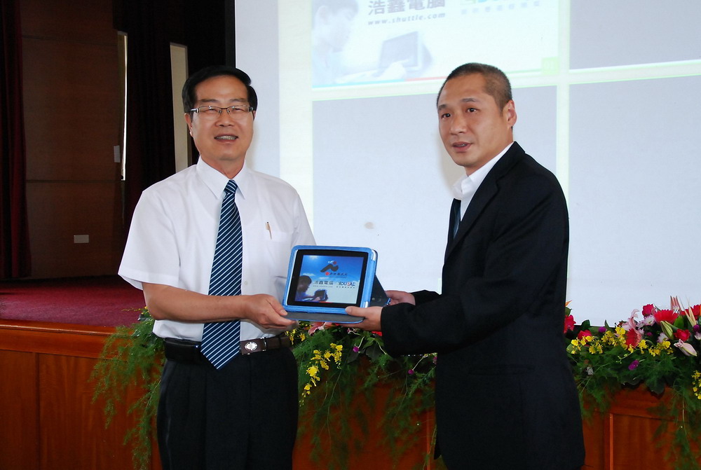 圖片-李縣長主持校長會議  代表受贈平板電腦電子書包
