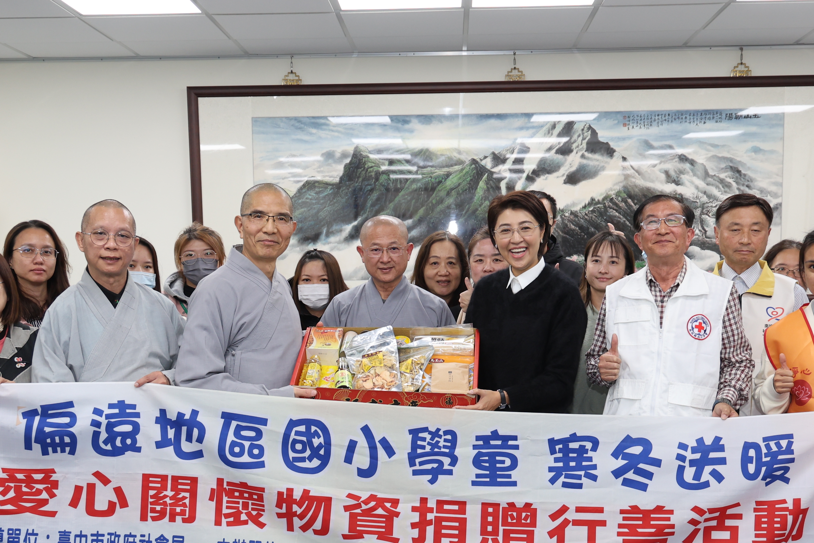 相關圖片1-靈巖山寺、淨心慈善基金會捐助善款及食物箱關懷南投弱勢