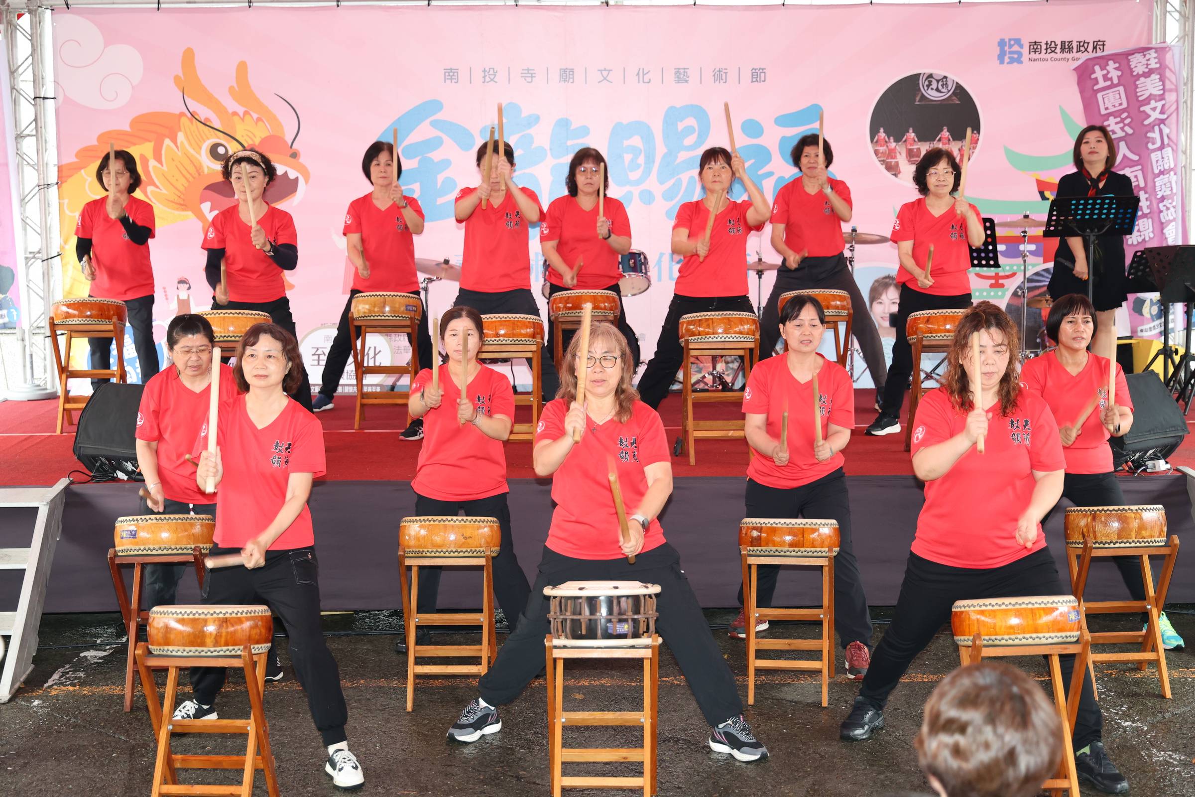 相關圖片6-「金龍賜福藝術文化節」迎春雨引人潮 同享信仰藝文公益之樂