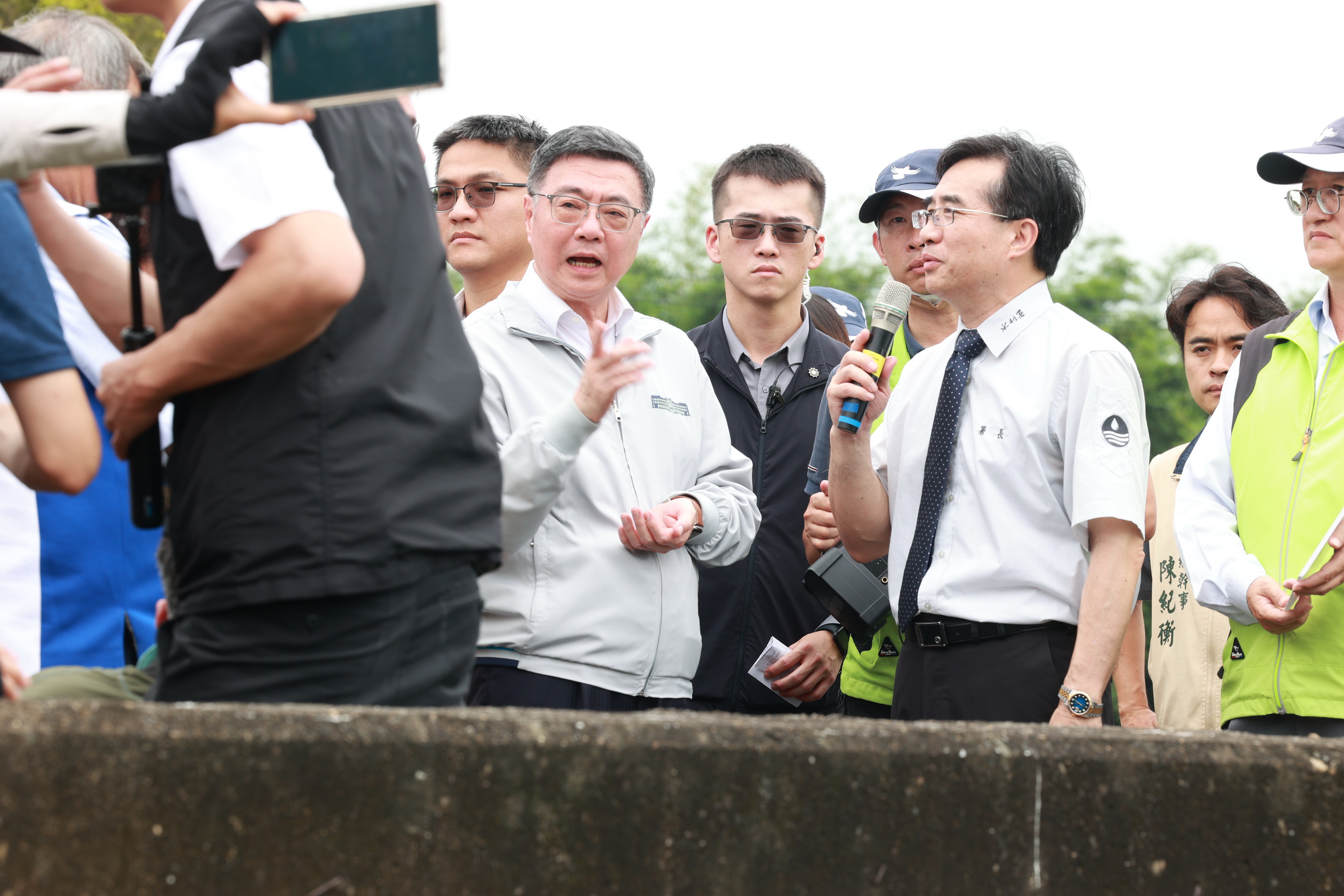 相關圖片1-行政院長卓榮泰視察「外轆排水治理工程」 副縣長王瑞德盼中央維持負擔比例