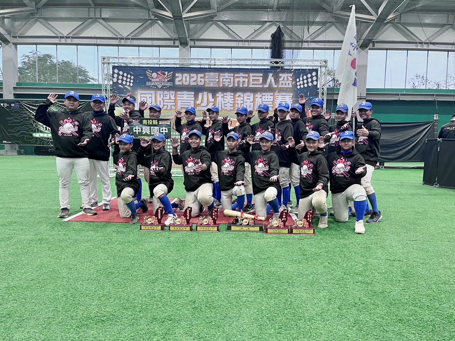 相關圖片1-南投縣中興國中棒球隊勇奪巨人盃國際青少棒錦標賽冠軍