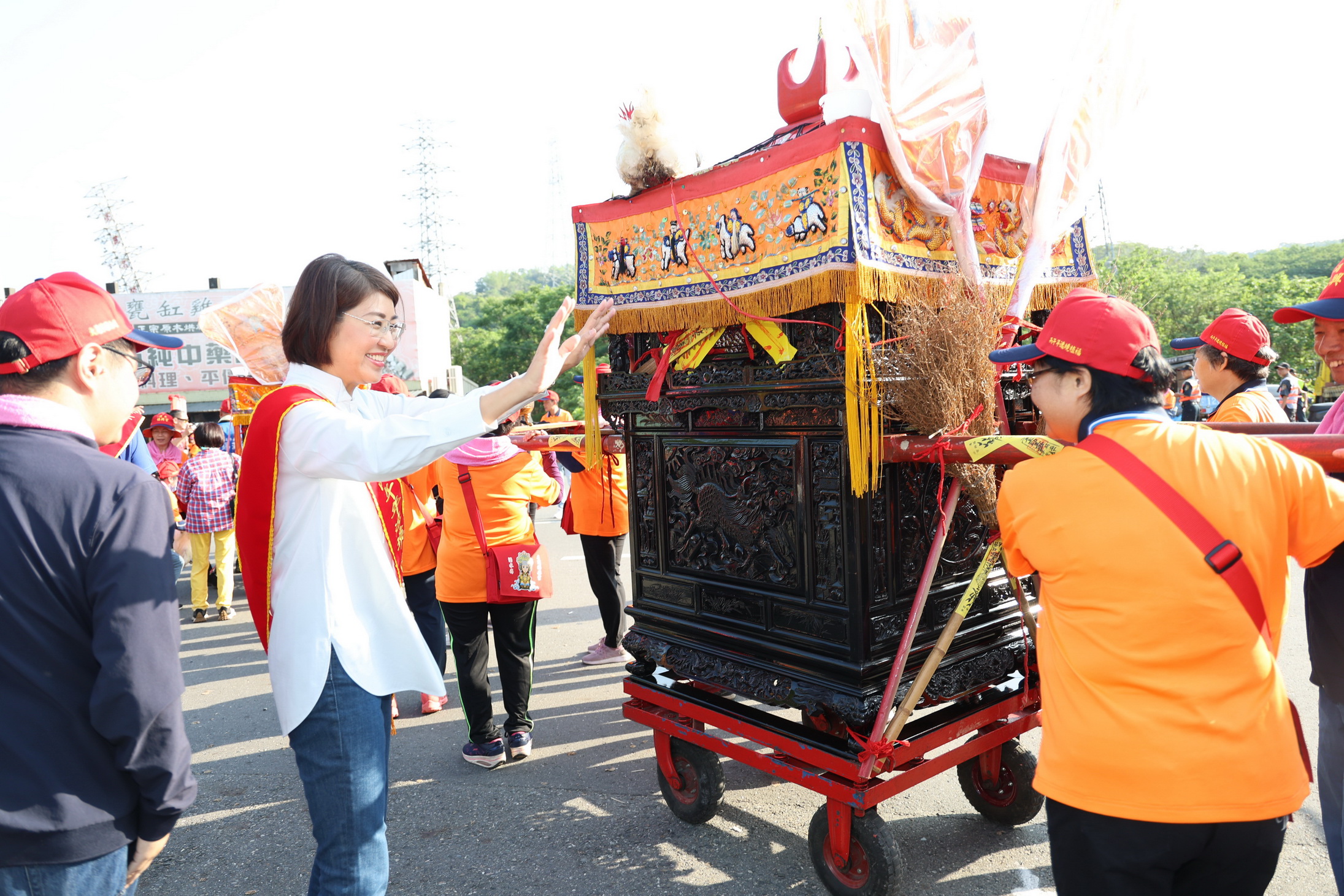 相關圖片6-名間鄉福興宮遶境登場 許縣長參香點起碼炮