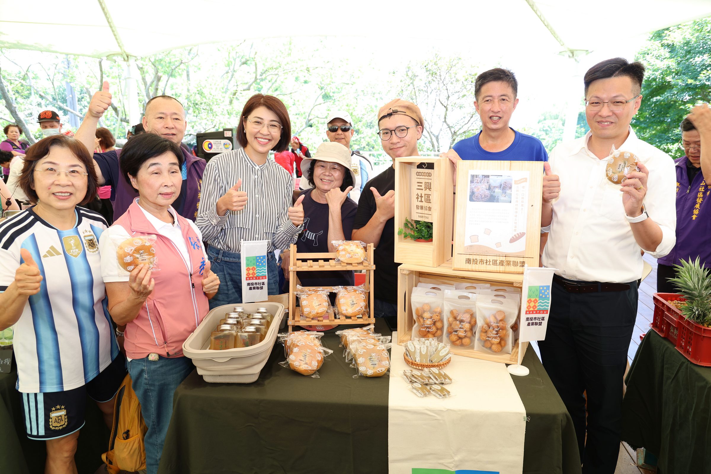 相關圖片3-許縣長力挺社區產業　16個社區齊聚展售展現南投地方創生能量