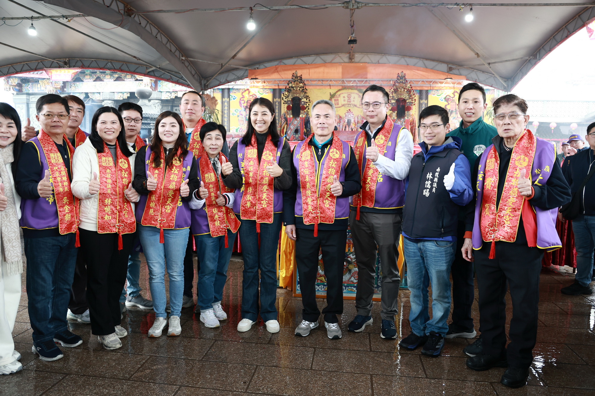 相關圖片2-米糕桃吃平安 許縣長出席受天宮團拜揭桃祝壽活動