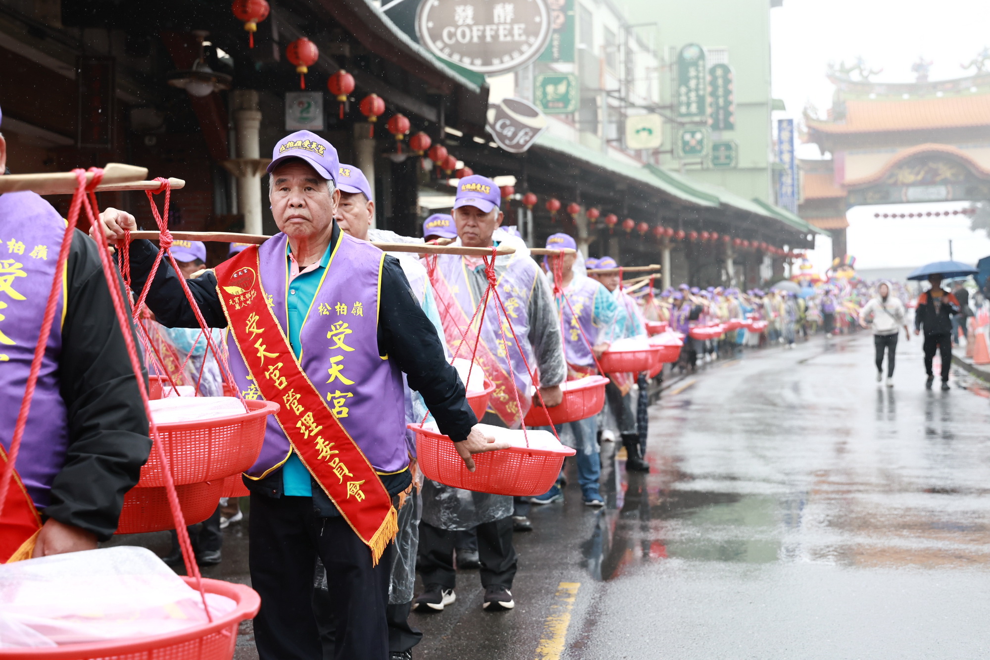 相關圖片4-米糕桃吃平安 許縣長出席受天宮團拜揭桃祝壽活動