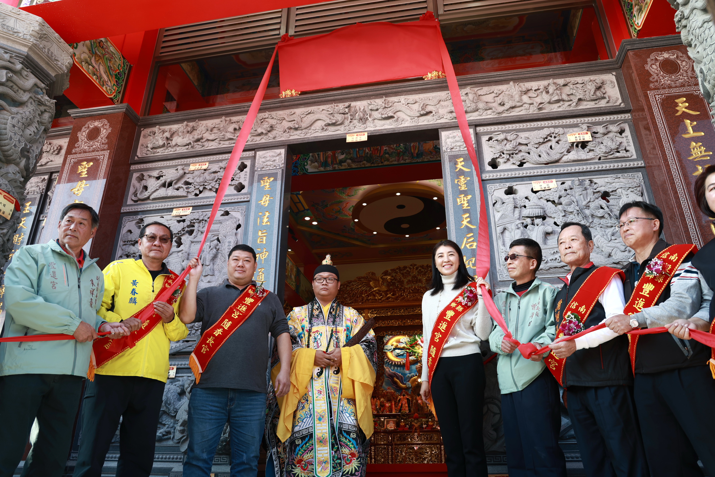相關圖片3-信義鄉豐進宮入火安座慶成大典 許縣長贈匾揭牌