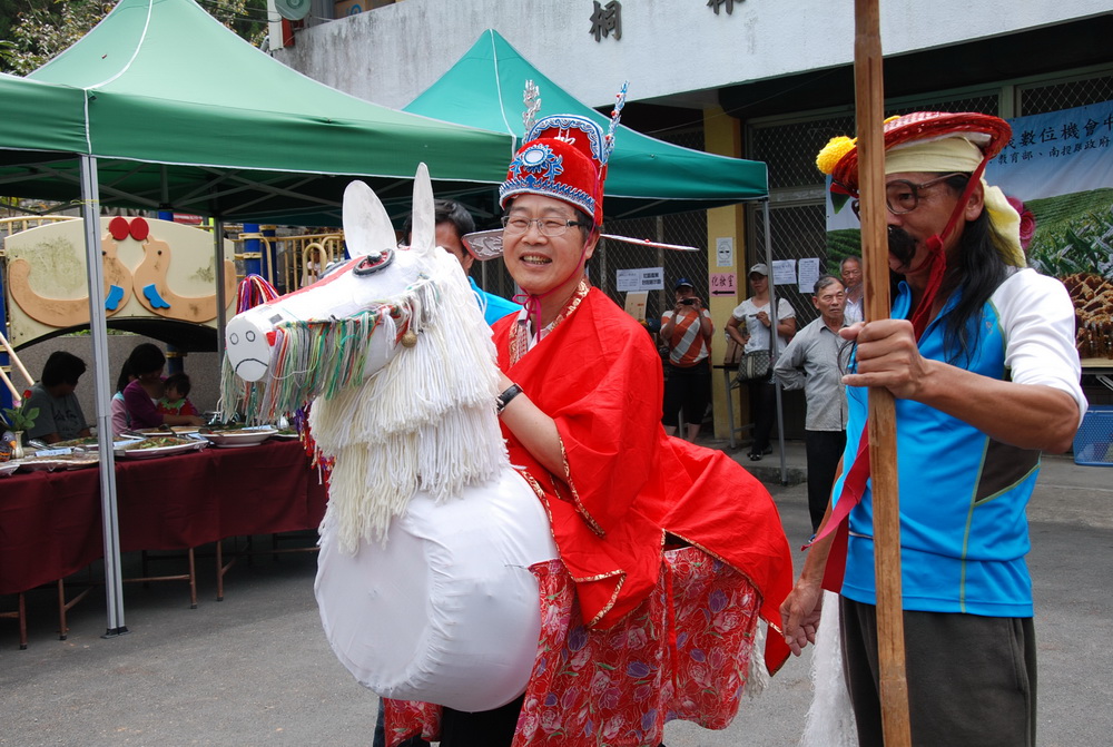 圖片-桐林竹管編成文化傳承  李縣長上場體驗紙馬陣