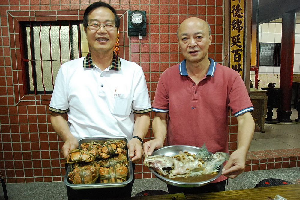 圖片-冷泉養出新街大閘蟹及魚產    縣長李朝卿：「現撈」最新鮮