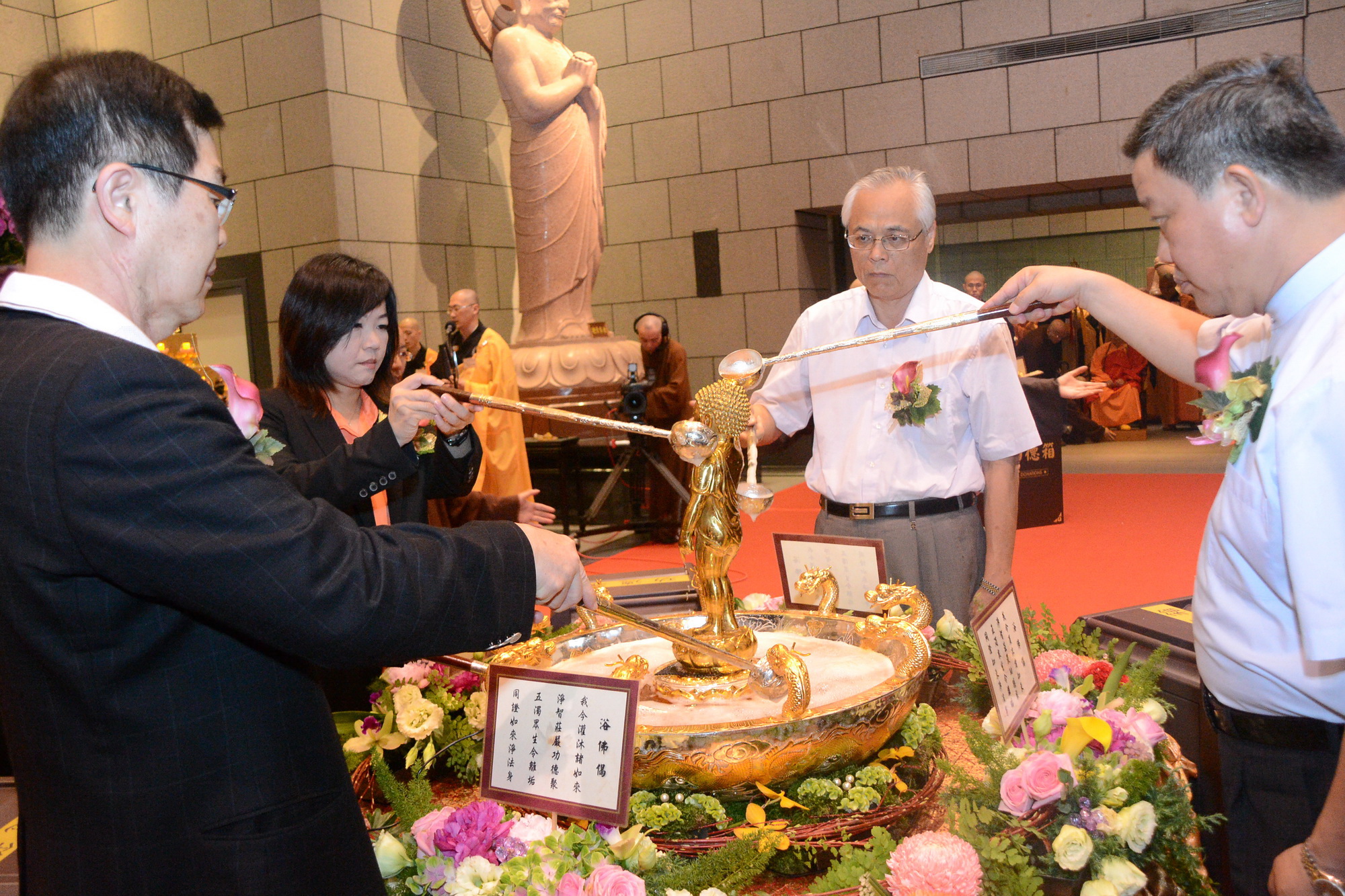 圖片-慶佛誕1萬2千餘人浴佛祈福 中台禪寺浴佛法會莊嚴盛大