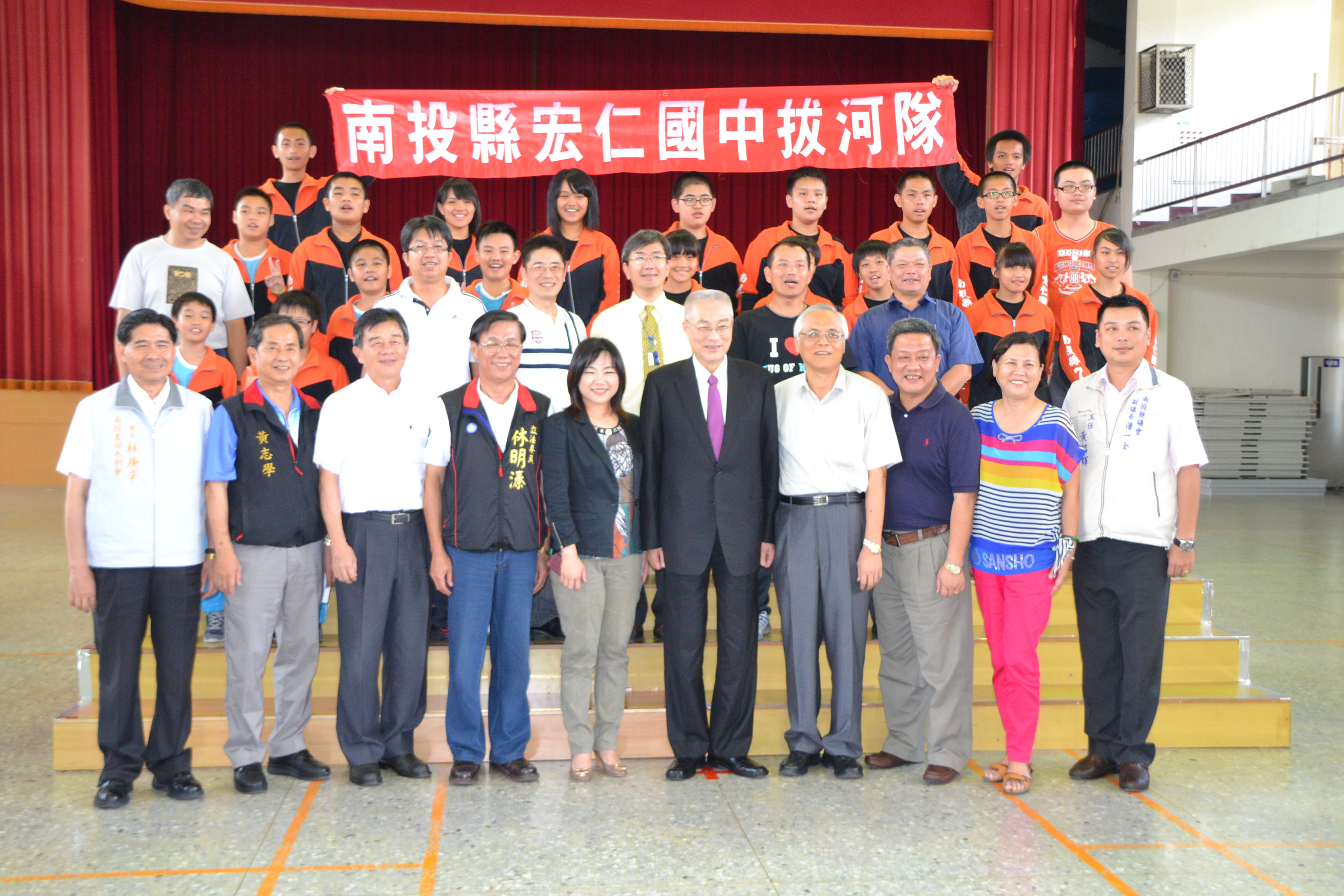 圖片-副總統吳敦義8日嘉勉埔里鎮宏仁國中拔河隊