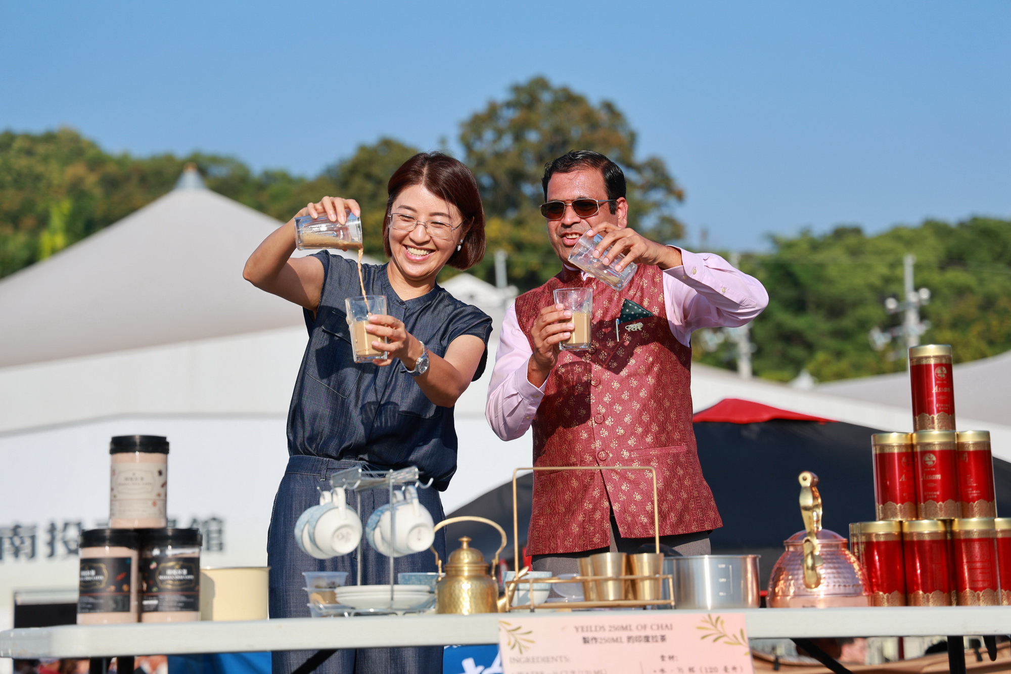 圖片-茶博圓滿閉幕千人手搖飲登場　許縣長與印度貴賓以茶交流