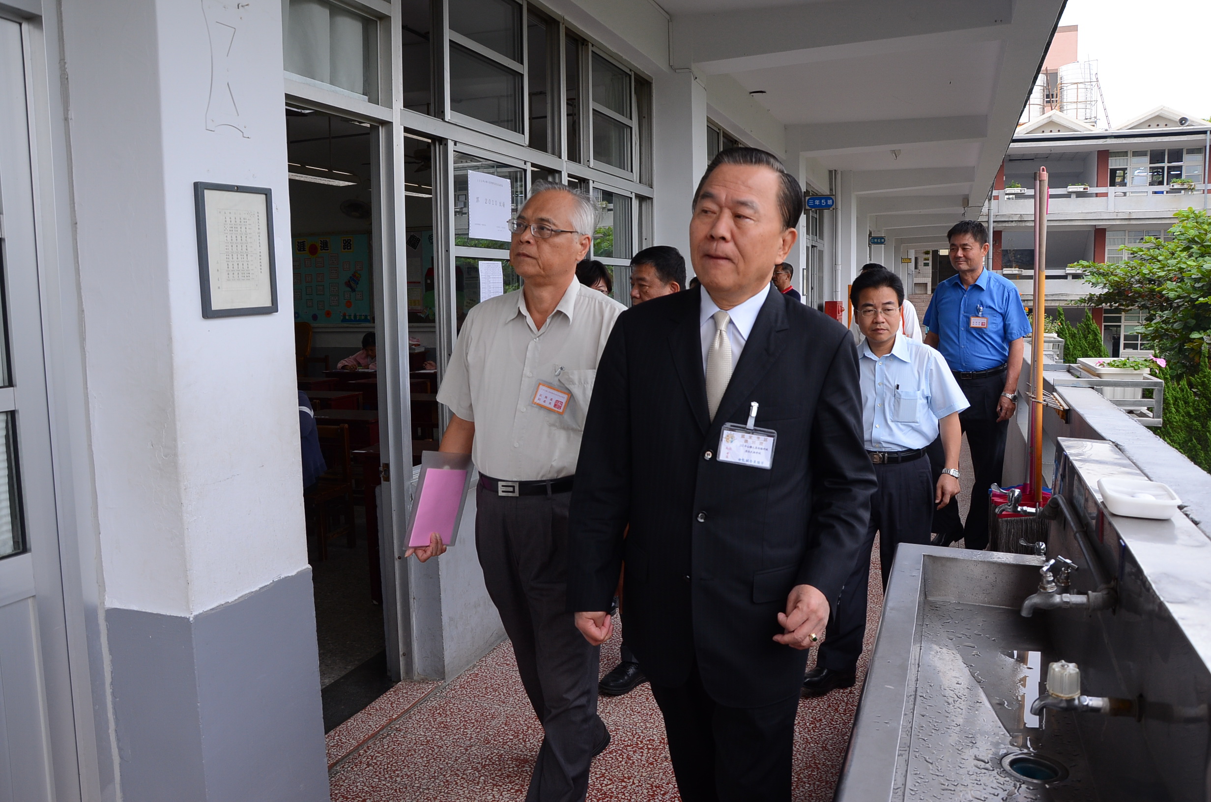 圖片-陳代理縣長巡視原民特考南投考場