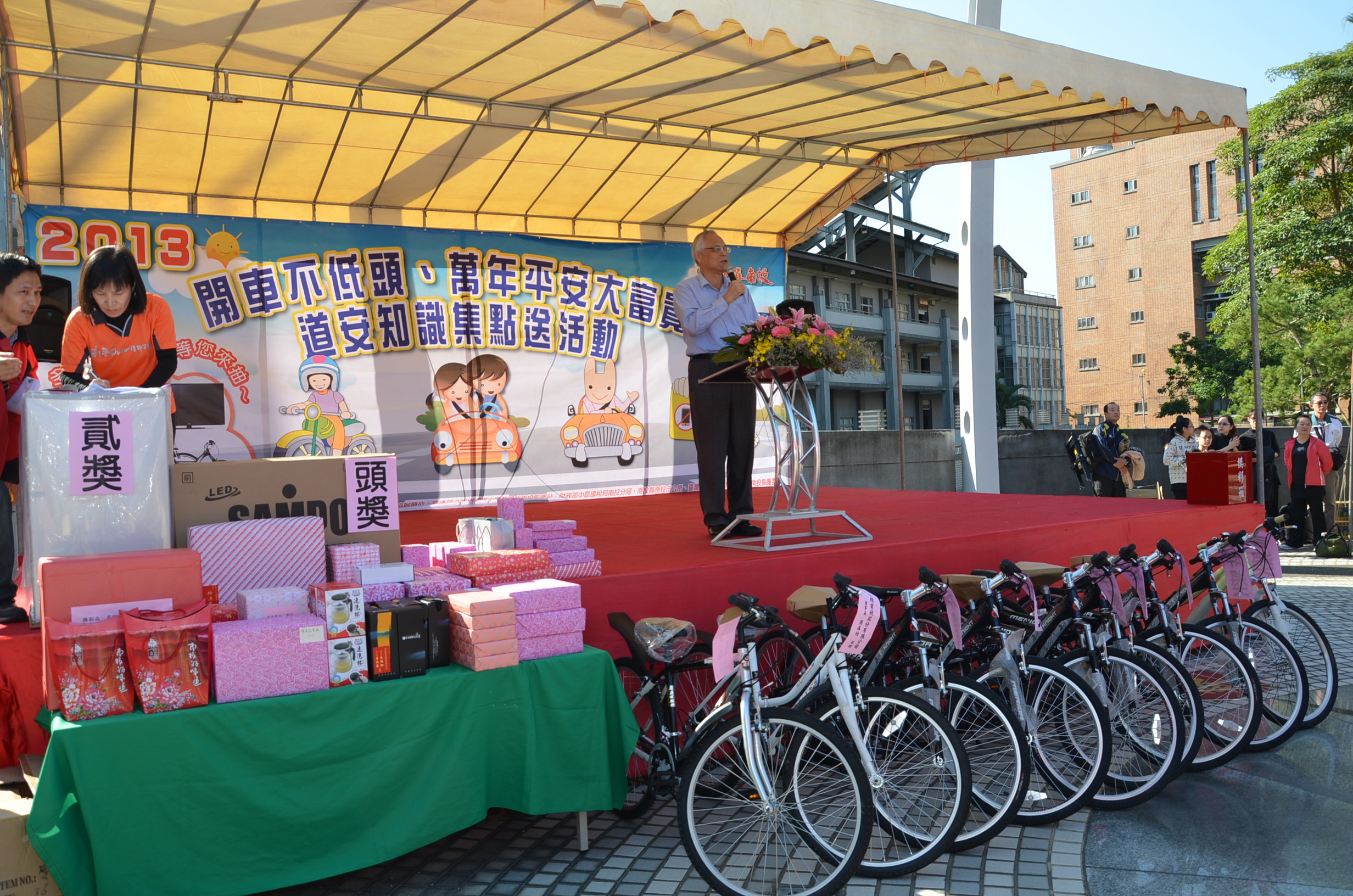 圖片-開車不低頭道安宣導登場 吸引逾3千人熱烈參與