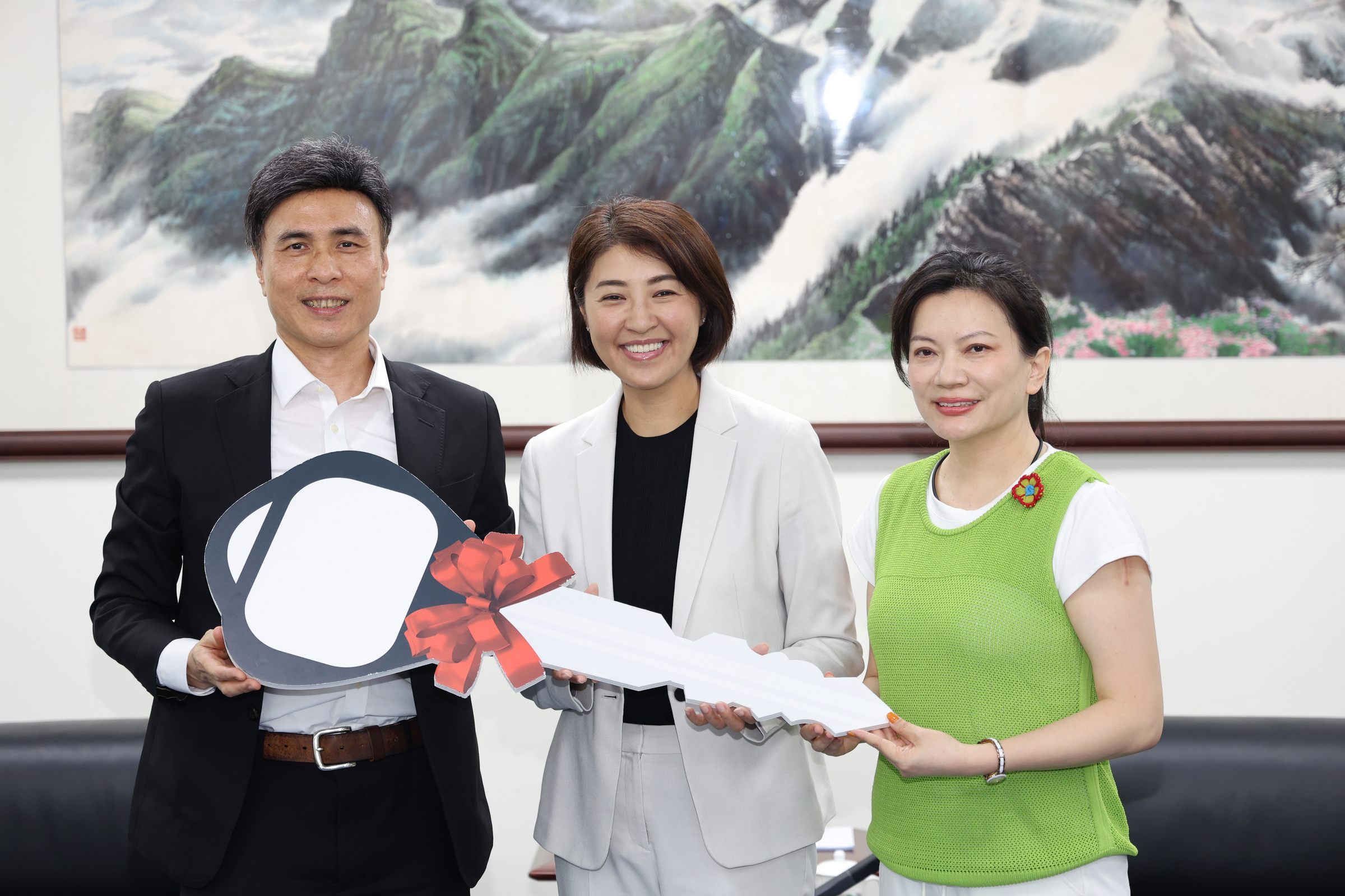 相關圖片2-企業愛心造福南投鄉親 廣知永續科技捐贈復康巴士 