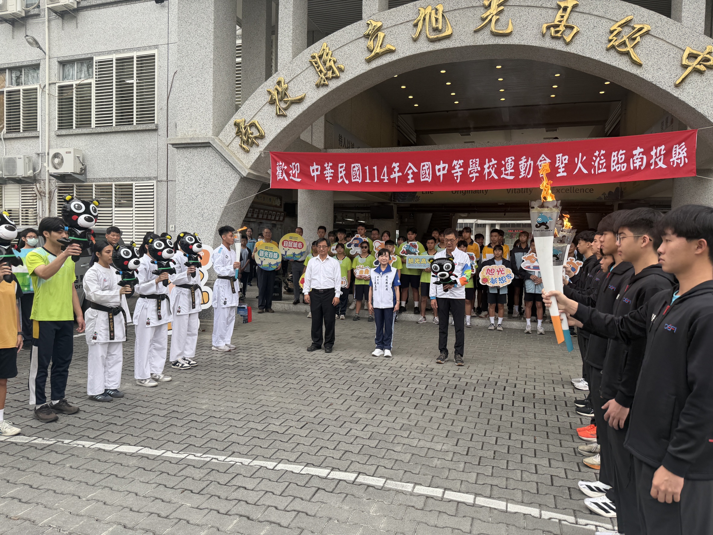 圖片-114年全中運聖火傳遞抵達南投  旭光高中熱情迎接薪火相傳