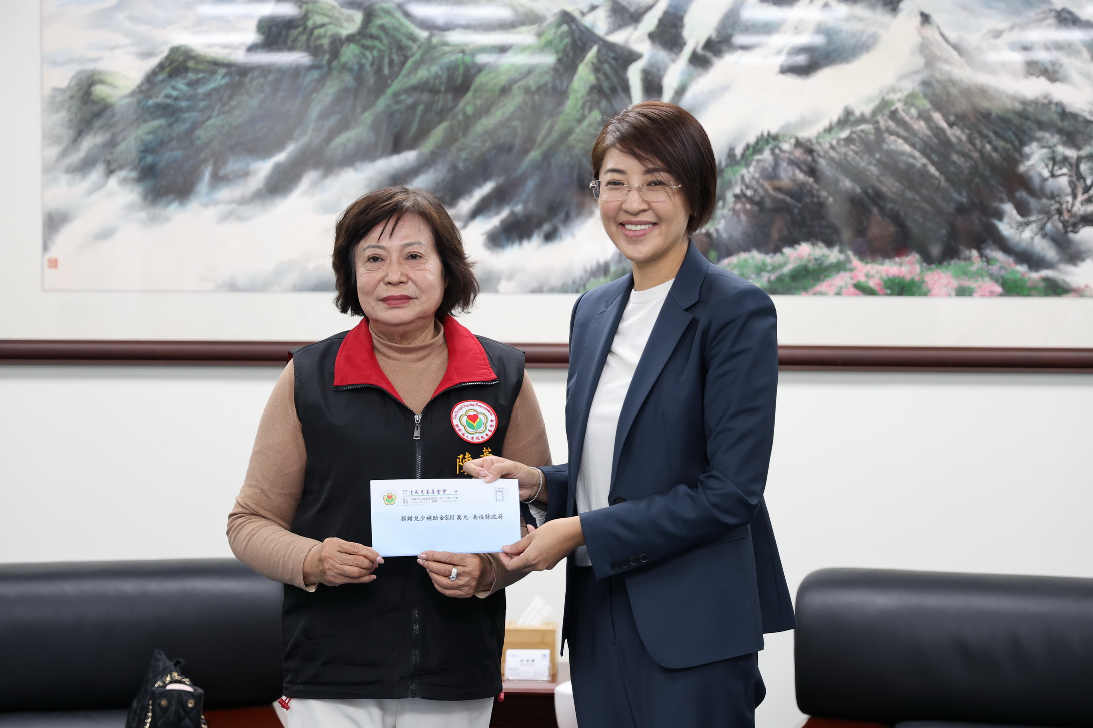 相關圖片2-達成慈善基金會捐款280萬元助弱勢 許縣長表感謝