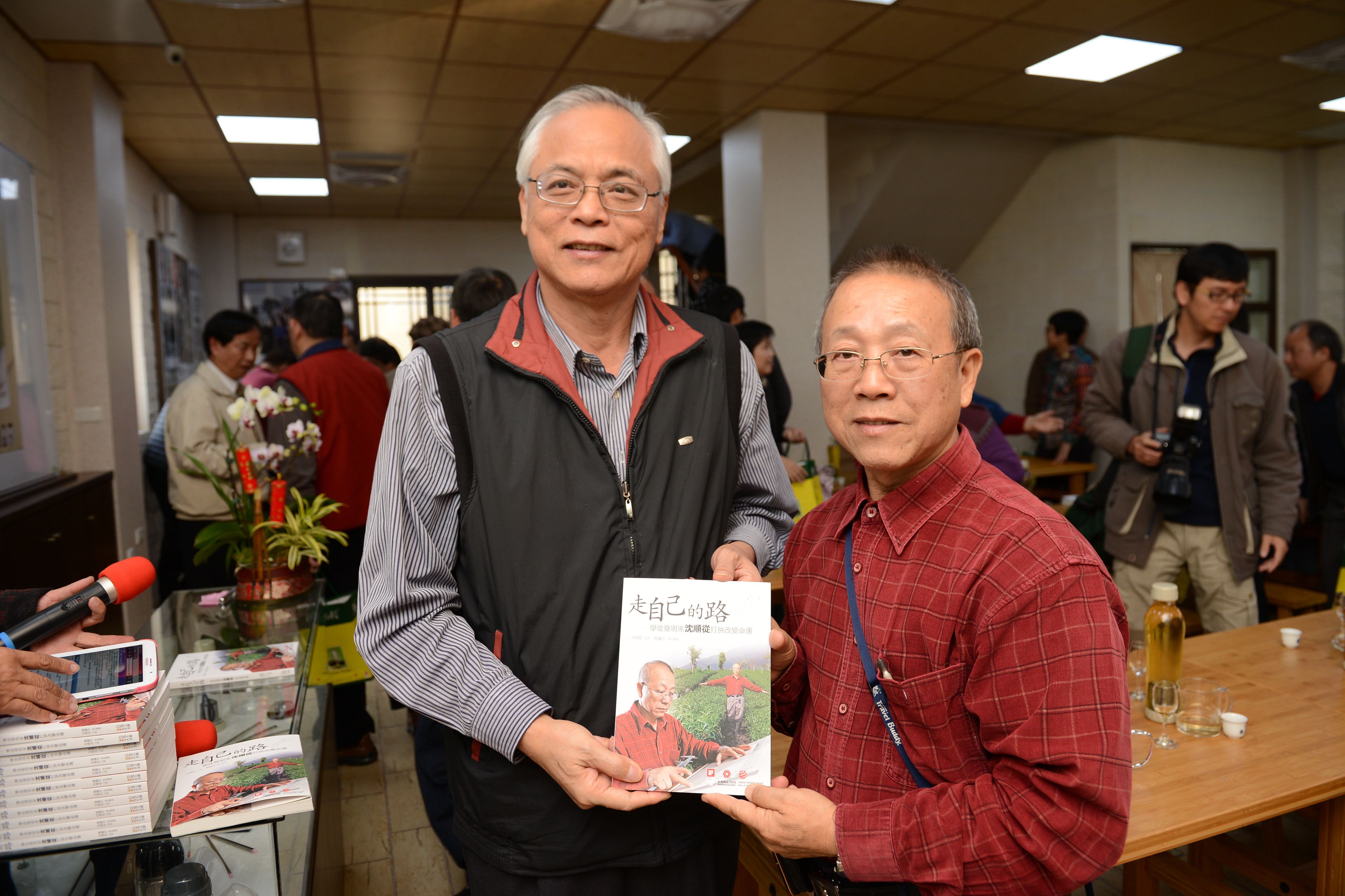 圖片-「走自己的路」發明家沈順從新書發表  陳代理縣長到場肯定