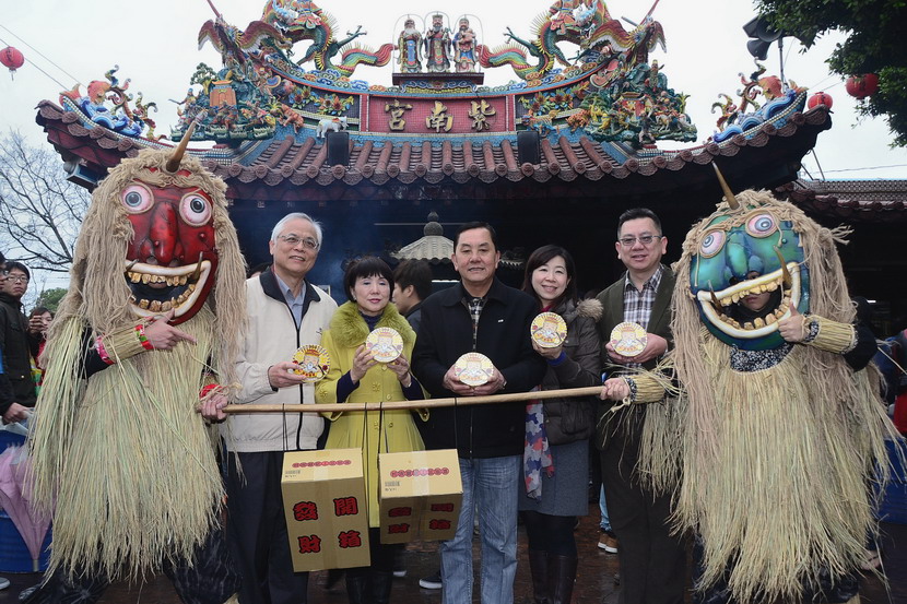 圖片-代理縣長紫南宮祈福 祈求燈會平安民眾招財納福
