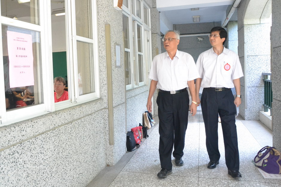 圖片-陳代理縣長巡視國小暨附設幼兒園教師甄試考場