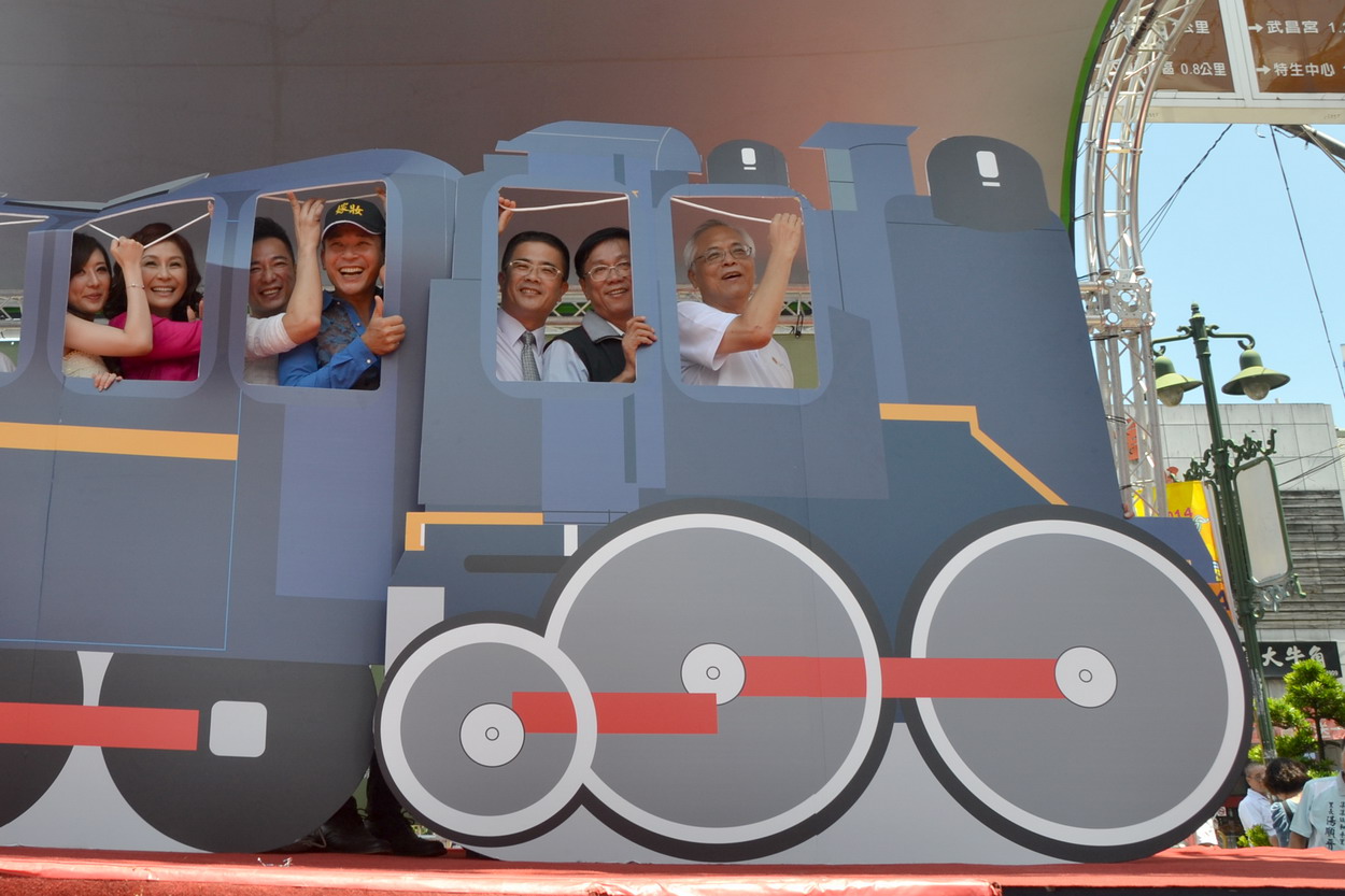 圖片-南投火車好多節開幕  蒸氣老火車VS小熊學校彩繪車廂炒熱夏日遊程
