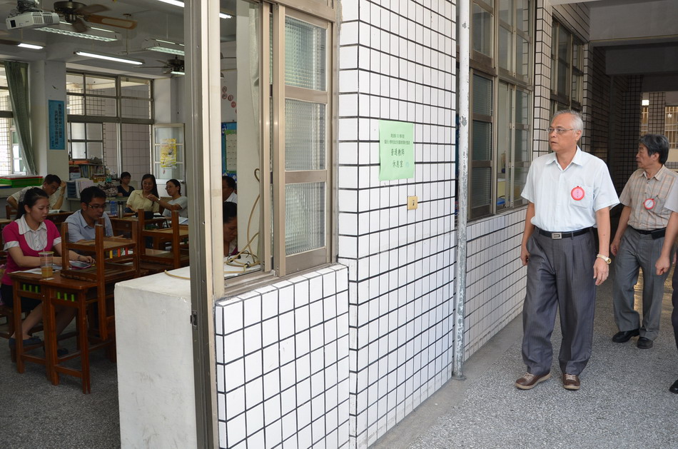 圖片-陳代理縣長巡視國小暨附設幼兒園教師聯合甄選複試考場
