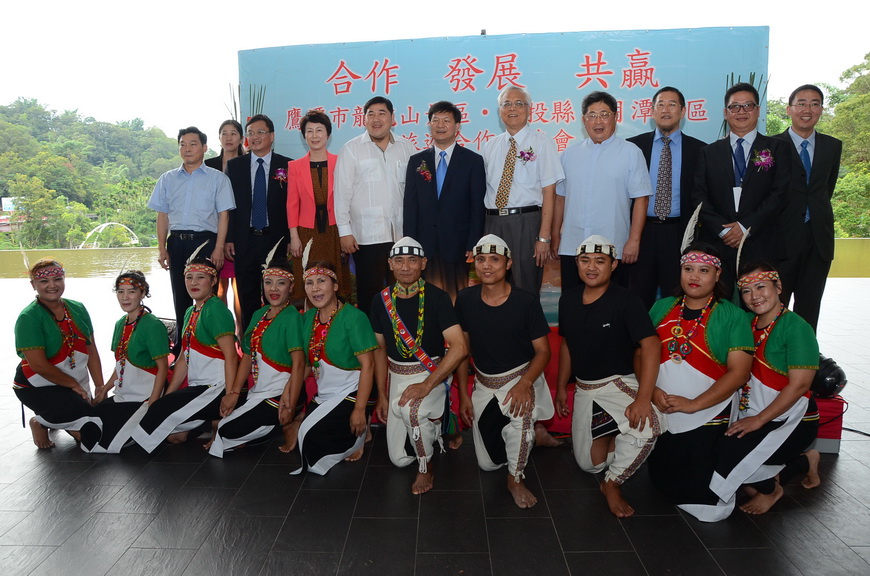 圖片-台灣日月潭、大陸龍虎山交流  陳代理縣長見證