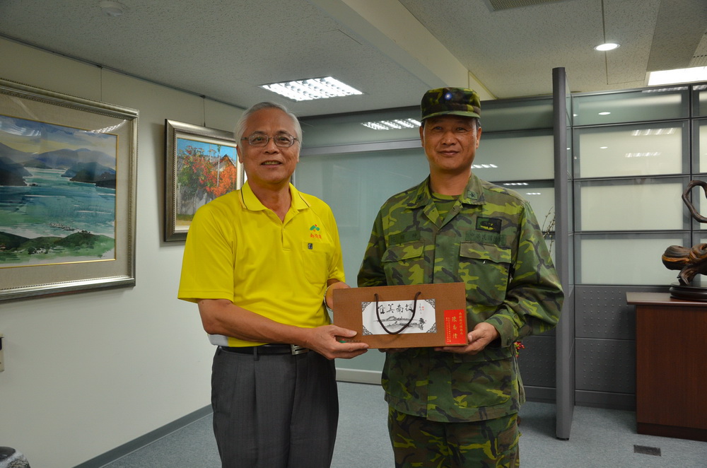 圖片-十軍團范輝坤少將拜會縣府　談防災救災