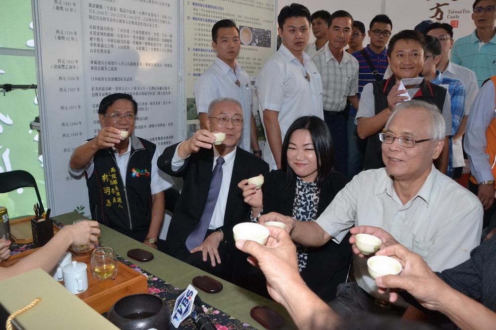 圖片-吳副總統參訪茶博會  品茗南投好茶