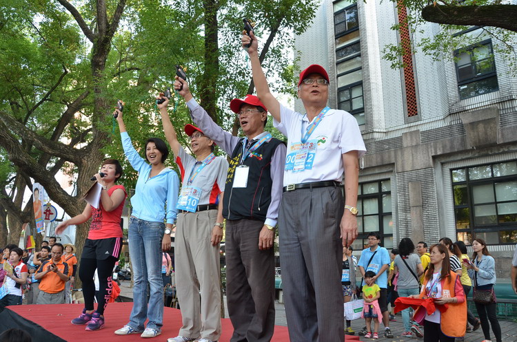 相關圖片1-財政部統一發票盃南投場路跑逾萬人參加，場面盛大