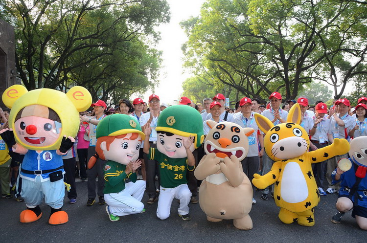 相關圖片2-財政部統一發票盃南投場路跑逾萬人參加，場面盛大