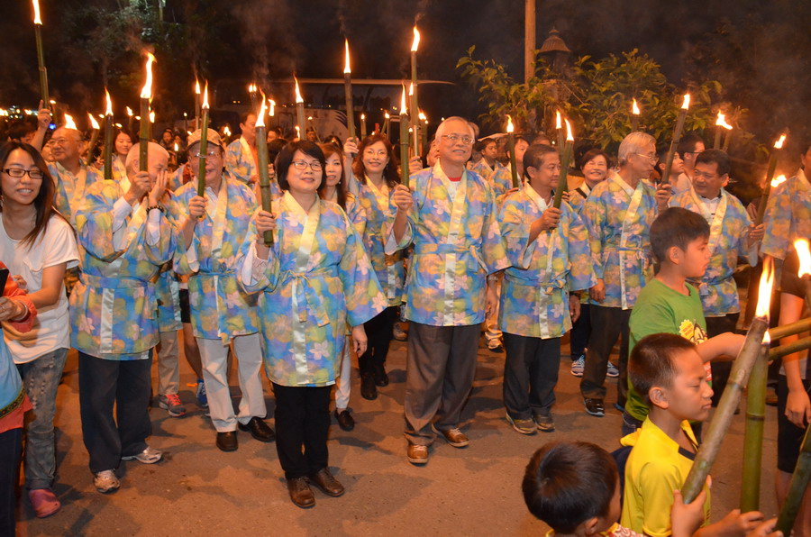 相關圖片1-東埔溫泉季開鑼  千人持火把踩街賞花燈掀高潮