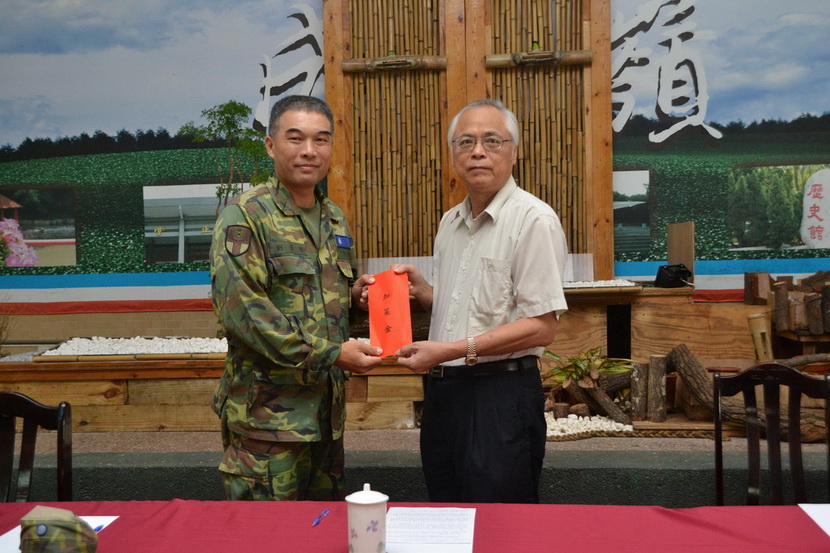 圖片-陳代理縣長成功嶺營區勞軍 本縣役男熱烈歡迎