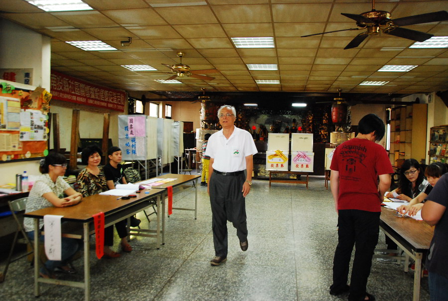 圖片-代理縣長陳志清步行投票　　籲選民把握時間投票