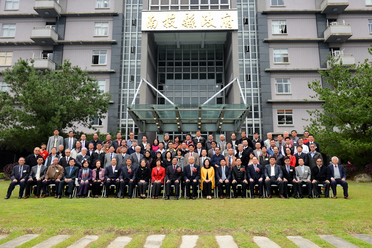 相關圖片1-新任縣長林明溱批第一件公文   期許未來南投更繁榮進步