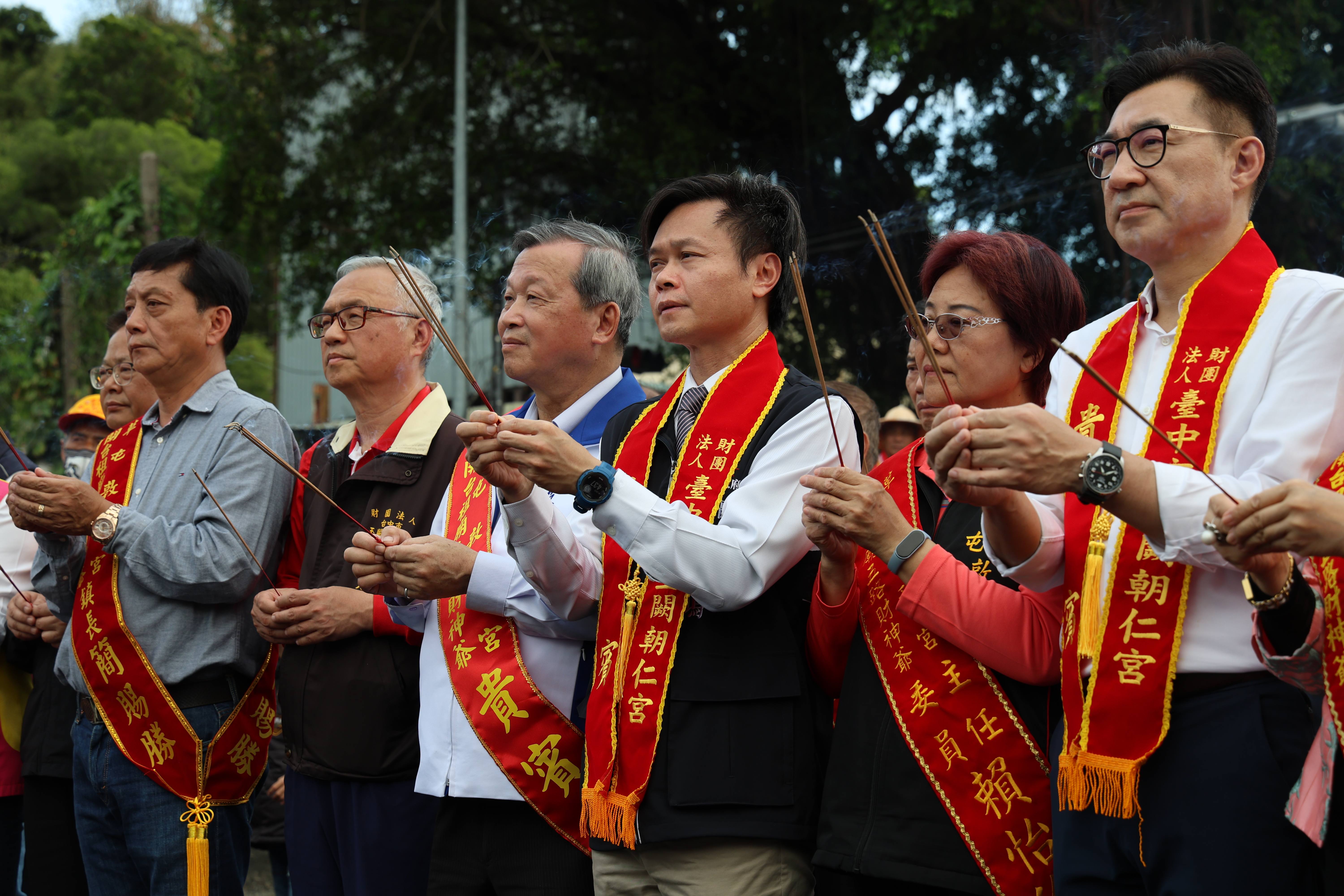 相關圖片4-玉闕朝仁宮跨溪敦和宮會香 見證中投信仰兄弟情緣