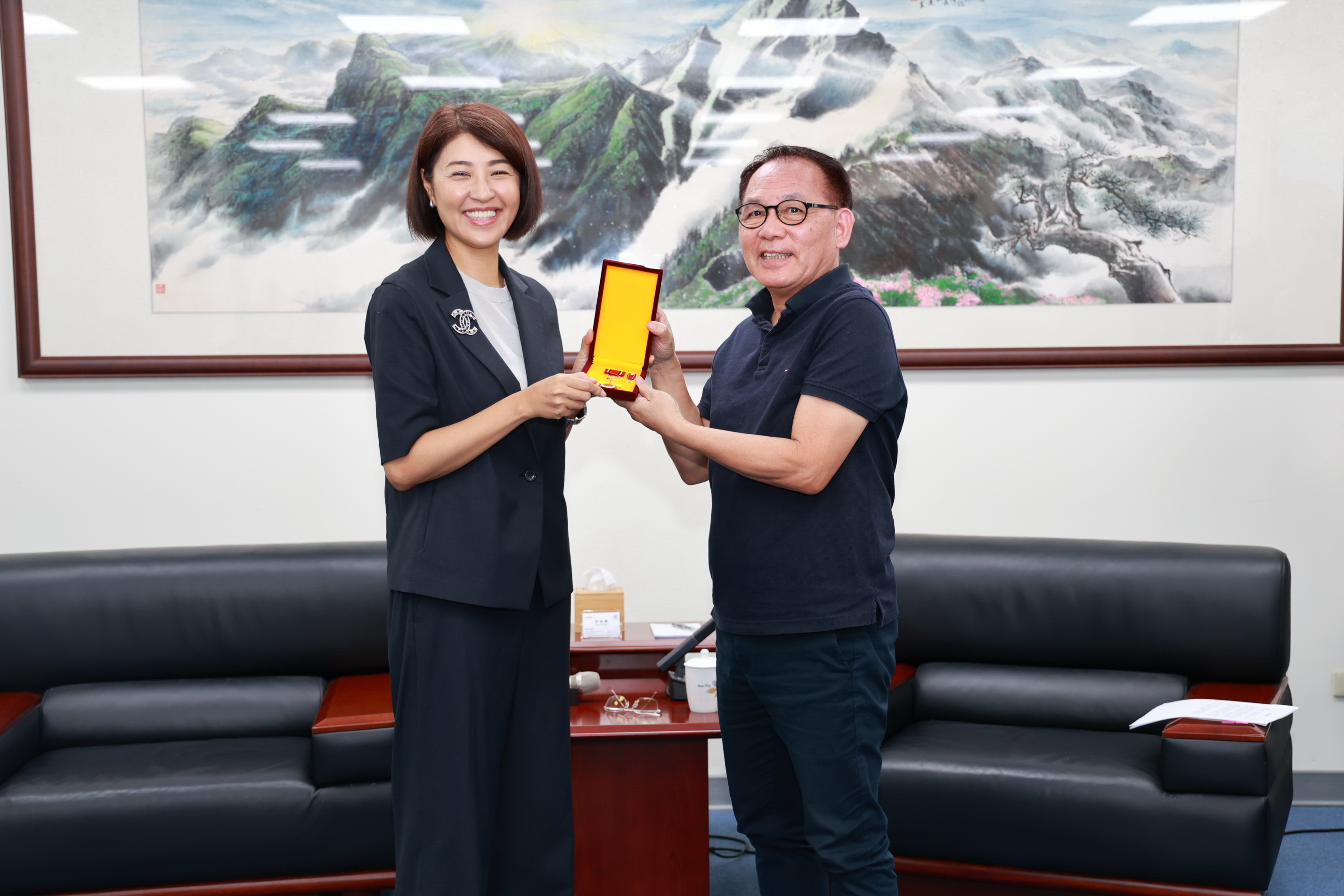 相關圖片2-縣府表揚6位退休人員　許縣長祝福感謝期傳承經驗