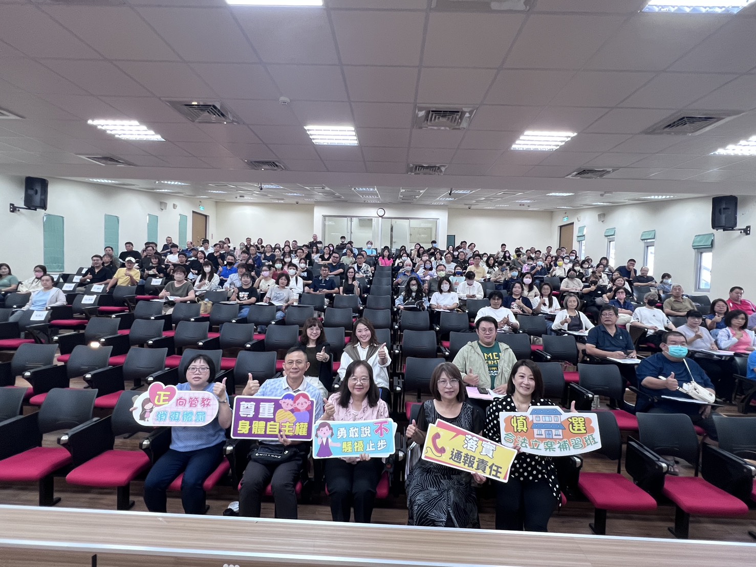 文章圖片-縣府辦理補習班公共安全業務講習 暨「明日希望，育苗專案」頒獎表揚活動