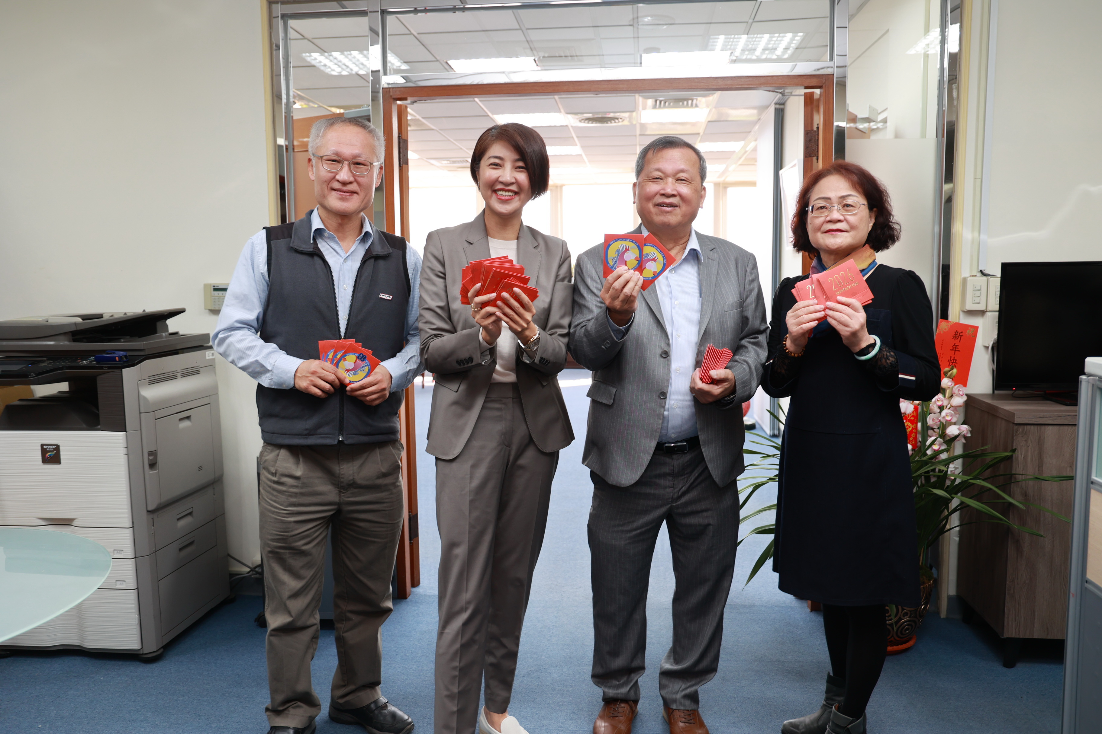 圖片-春節前夕發給小紅包　縣長許淑華祝大家新春行大運