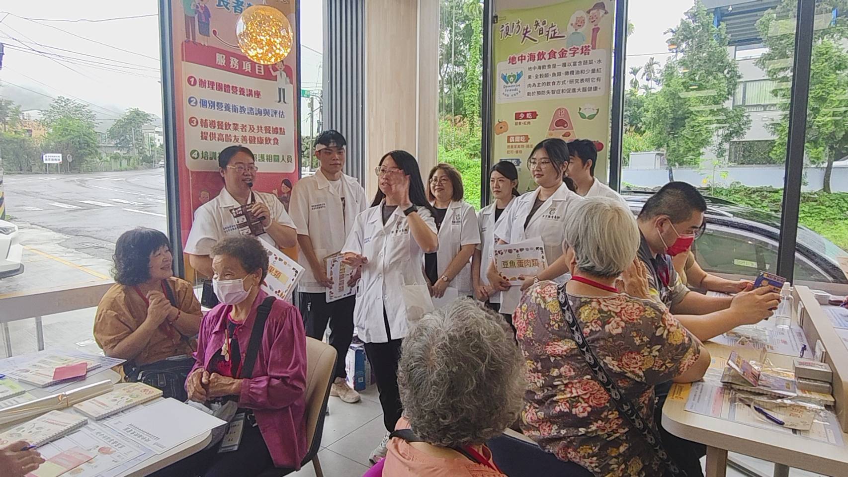相關圖片7-社區營養師前進超商 實地引導民眾健康買