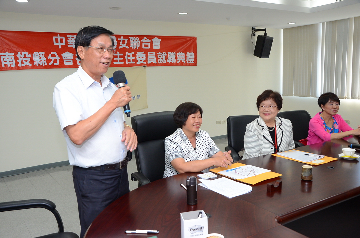 圖片-婦聯會南投分會13支會主委頒發聘書  林縣長致意