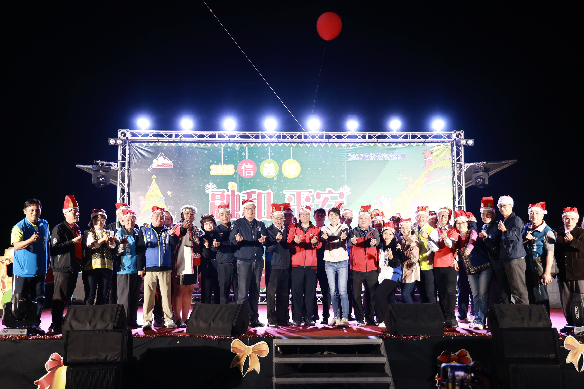 相關圖片2-許縣長為信義鄉羅娜聖誕樹點燈  與遊客共度歡樂平安夜