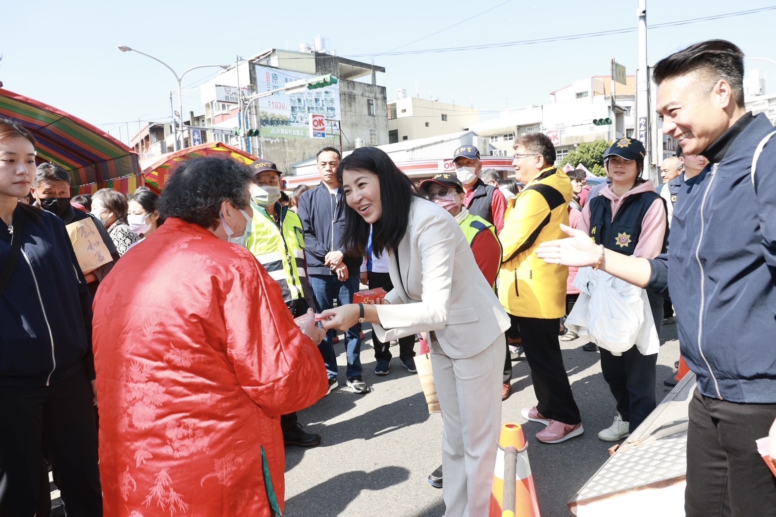 相關圖片3-許縣長年初一跑7宮廟 祈福發小紅包