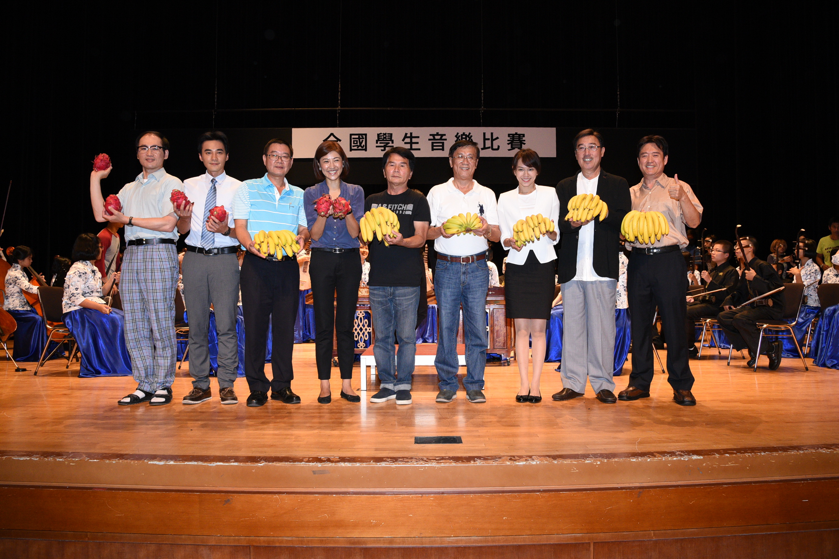 圖片-《老師你會不會回來》大場景動員800群演 林縣長致贈香蕉火龍果慰問