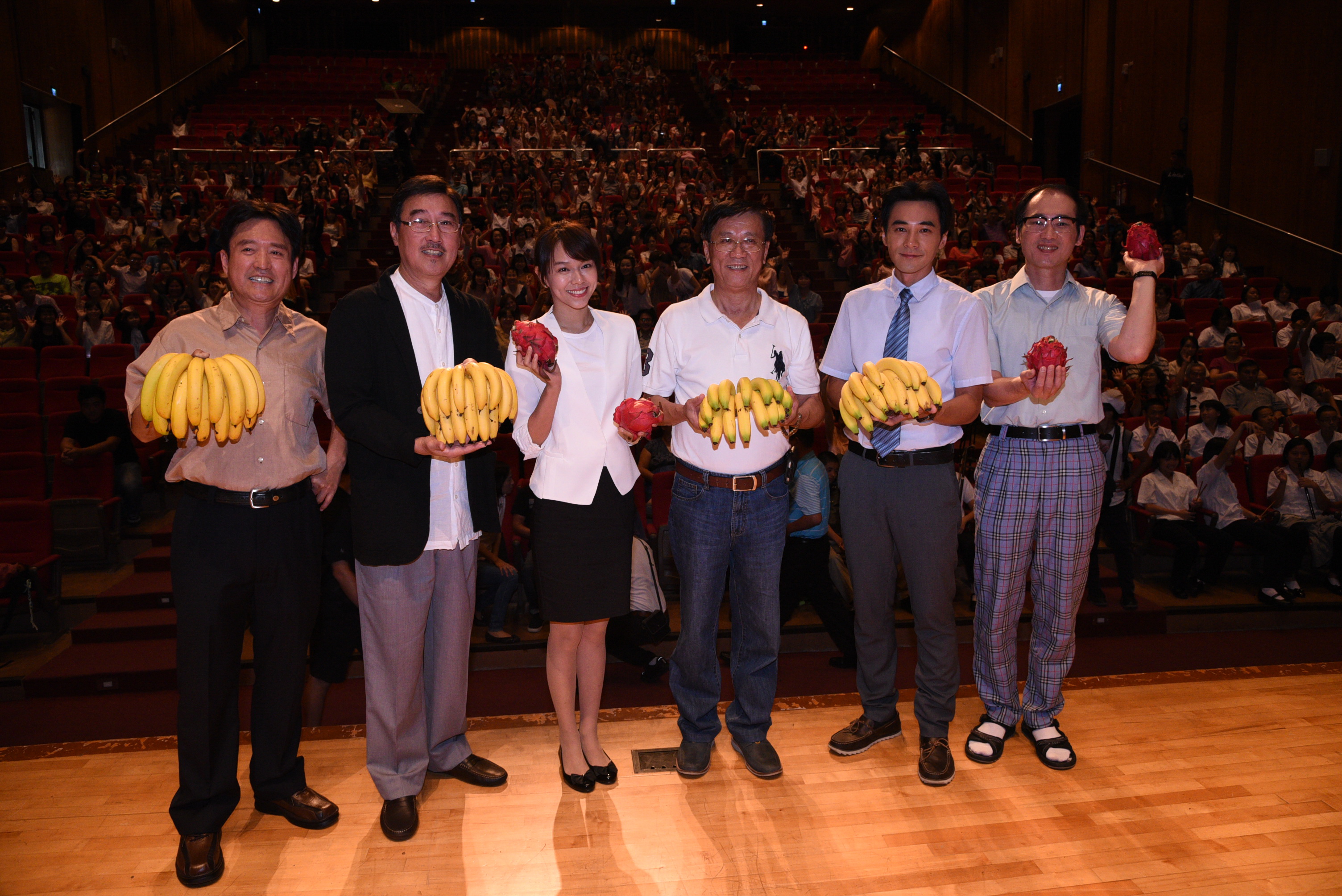 相關圖片1-《老師你會不會回來》大場景動員800群演 林縣長致贈香蕉火龍果慰問